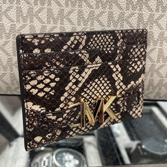 MICHAEL KORS
Reed Large Snakeskin Python Pattern Card Holder Case
NWT - Picture 14 of 16